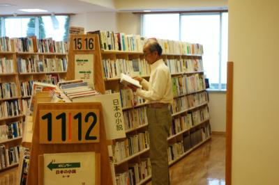 図書館で勤務する西川さん