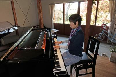 ピアノを弾く古賀さん